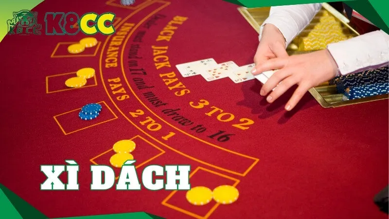 Xì Dách châu u (European Blackjack) Đây là phiên bản truyền thống và được coi là vốn tiền của các biến thể hiện đại hơn. Ở đây, người chơi sẽ không nhận được quyền chia đôi sau khi đã tách lá bài ban đầu. Xì Dách Mỹ (American Blackjack) Được phát triển từ Xì Dách châu u, phiên bản này cho phép người chơi có thêm quyền chia đôi sau khi đã tách lá bài ban đầu. Tuy nhiên, trong trường hợp người chơi và người chia bài có cùng điểm số là 21, người chơi sẽ bị mất tiền cược. Ba Điểm Mười (Triple Sevens Blackjack) Đây là biến thể của Xì Dách Mỹ, trong đó sẽ có một lá bài mang giá trị 7 được xem như một "đặc biệt". Khi người chơi có ba lá bài mang giá trị 7 trên bàn, họ sẽ nhận được một khoản tiền thưởng lớn. Xì Dách Trực Tuyến (Online Blackjack) Với sự phát triển của công nghệ, Xì Dách đã có thể được chơi trực tuyến thông qua các trang web và ứng dụng di động. Trò chơi này sẽ được thực hiện bởi một hệ thống máy tính chính xác và an toàn, đồng thời cho phép người chơi thưởng thức trải nghiệm tương tự như khi chơi ở các sòng bài truyền thống. Kinh nghiệm chơi Xì Dách hiệu quả Khi đã hiểu rõ luật chơi và các thuật ngữ cơ bản của Xì Dách, bạn có thể áp dụng một số kinh nghiệm sau để tăng khả năng chiến thắng trong trò chơi: Lựa chọn bàn chơi Việc lựa chọn bàn chơi là yếu tố quan trọng giúp bạn có được lợi thế trong trò chơi. Bạn nên chọn bàn với mức cược phù hợp với túi tiền của mình và cân nhắc về tỷ lệ trả cược của bàn đó. Nếu tỷ lệ trả cược cao hơn, khả năng bạn thắng cũng sẽ cao hơn. Biết cách tính toán điểm số Việc tính toán điểm số cũng là yếu tố quan trọng giúp bạn đưa ra quyết định đúng đắn trong trò chơi. Nếu bạn biết tính điểm nhanh và chính xác, bạn sẽ có lợi thế trong việc đưa ra quyết định hít hay dừng. Không áp dụng chiến lược chơi theo cảm tính Trong Xì Dách, nếu bạn đưa ra quyết định theo cảm tính, khả năng thắng ván của bạn sẽ giảm đi đáng kể. Vì vậy, hãy luôn áp dụng một chiến lược chơi hợp lý và kiên nhẫn để tăng khả năng chiến thắng. Kiểm soát cảm xúc Không nên để cảm xúc chi phối quyết định của bạn trong trò chơi. Nếu bạn thua liên tục, hãy dừng lại và điều chỉnh lại chiến lược chơi của mình. Thường xuyên kiểm soát cảm xúc sẽ giúp bạn duy trì tâm lý thoải mái và tập trung vào trò chơi. Kết luận Tóm lại, Xì Dách là một trò chơi bài đơn giản và dễ hiểu, tuy nhiên để chiến thắng ván đấu không hề dễ dàng. Việc hiểu rõ luật chơi, các thuật ngữ cơ bản, và áp dụng kinh nghiệm chơi hiệu quả sẽ giúp bạn tăng khả năng chiến thắng trong trò chơi này. Nếu bạn muốn thử vận may và trở thành một cao thủ Xì Dách, hãy bắt đầu chơi ngay hôm nay!